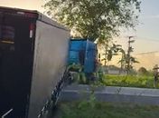 Carreta baú fica atravessada na BR-104 em Rio Largo