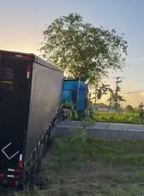 Carreta baú fica atravessada na BR-104 em Rio Largo
