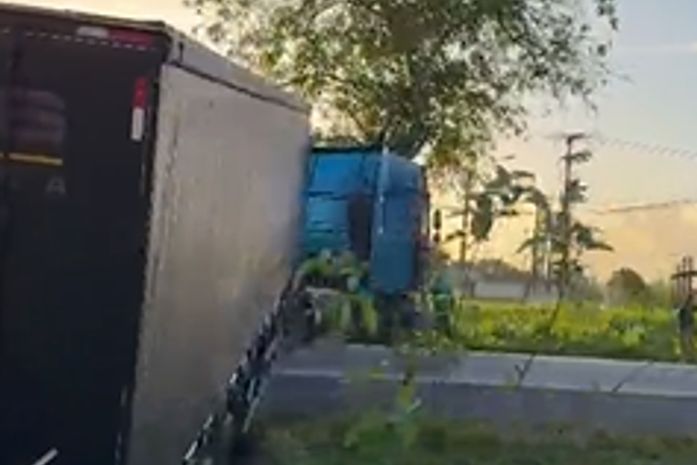 Carreta baú fica atravessada na BR-104 em Rio Largo