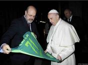 Após mensagens de apoio, papa Francisco ganha camisa da Chapecoense