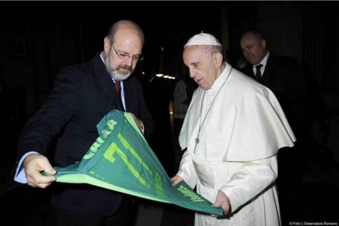 Após mensagens de apoio, papa Francisco ganha camisa da Chapecoense