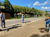 Prefeito Arthur Freitas acompanha obra de recapeamento asfáltico no acesso à Santana do Mundaú