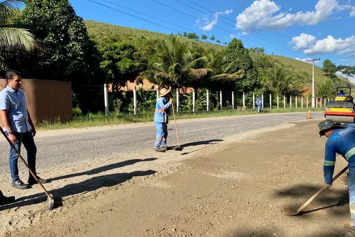 Prefeito Arthur Freitas acompanha obra de recapeamento asfáltico no acesso à Santana do Mundaú