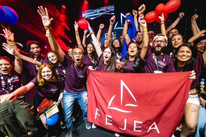 Integrantes da Fejea celebram conquista durante o Enej em Maceió;