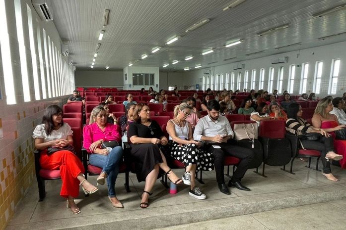 Palestra incentiva ambiente de trabalho saudável na escola