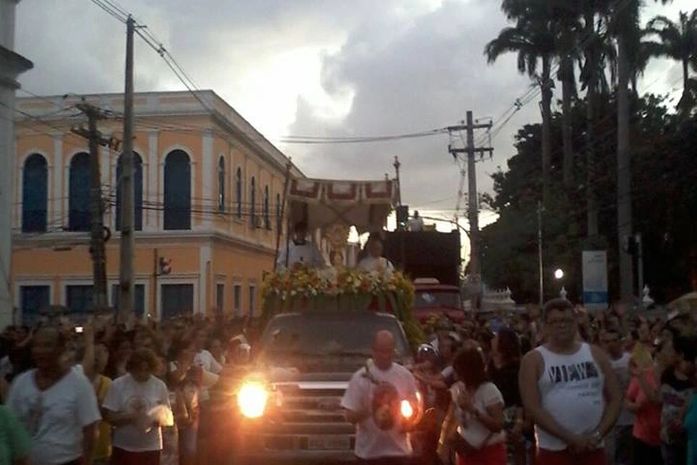 Várias pessoas pagavam promessas e reverenciavam a Santa Comunhão - Corpus Christi ou o Corpo de Cristo.