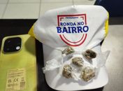 Agentes de proximidade do Ronda no Bairro prendem jovens por posse de entorpecentes em Jacarecica