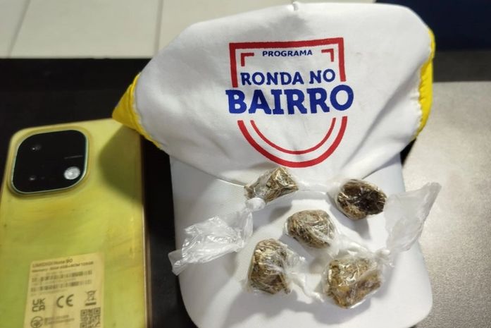 Agentes de proximidade do Ronda no Bairro prendem jovens por posse de entorpecentes em Jacarecica
