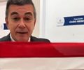 Vídeo: Medeiros provoca Bebeto, “hasteando” bandeira dos EUA na porta de gabinete 