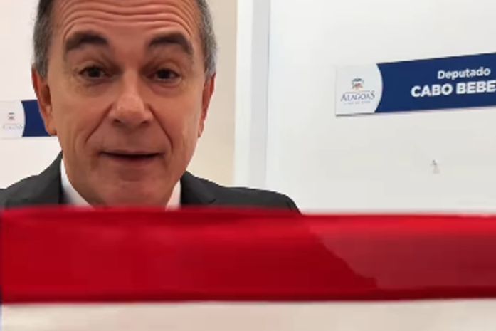 Vídeo: Medeiros provoca Bebeto, “hasteando” bandeira dos EUA na porta de gabinete