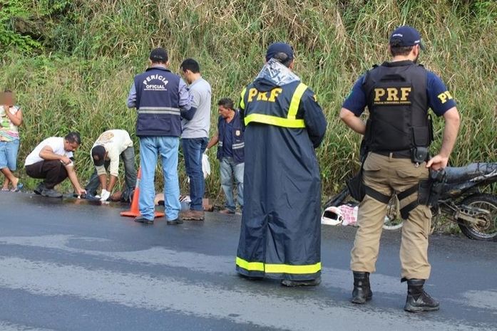 Homem morre após colisão entre motocicleta e carreta na BR 101 em Flexeiras