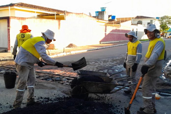 Prefeitura vai a pontos críticos e recupera malha viária no Centro de Arapiraca