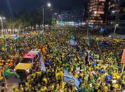 Bloco do 22 reúne apoiadores de Flávio Bolsonaro em caminhada pela orla de Maceió