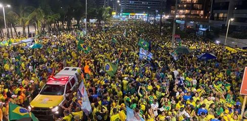 Bloco do 22 reúne apoiadores de Flávio Bolsonaro em caminhada pela orla de Maceió