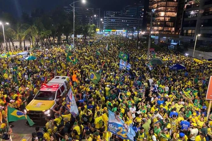 Bloco do 22 reúne apoiadores de Flávio Bolsonaro em caminhada pela orla de Maceió
