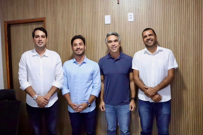 Prefeito André Castro recebe deputado federal Rafael Brito em Santana do Mundaú