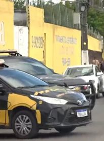 Moradores fecham avenida após cobranças altas de água na Santa Amélia