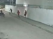 Vídeo: Assaltantes levam pertences de jovens próximo à Guarda Municipal de Marechal Deodoro