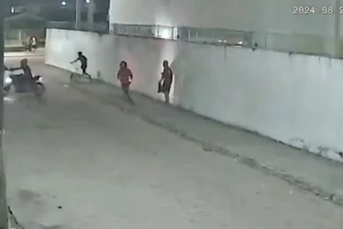 Vídeo: Assaltantes levam pertences de jovens próximo à Guarda Municipal de Marechal Deodoro