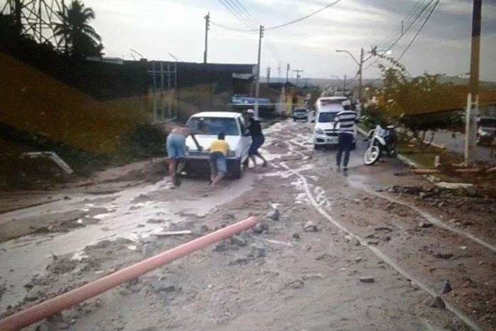 Caixa d’água da Casal se rompe e provoca destruição em Olho D’água das Flores