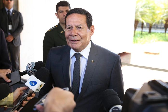 "É o presidente que decide", diz Mourão sobre novo imposto