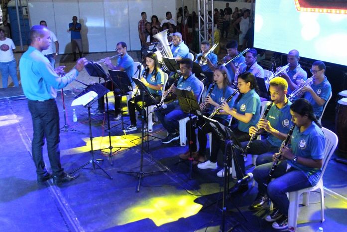 Abertura do Natal de Luz e apresentação do Espetáculo Encanta Coruripe leva centenas de pessoas à Praça da Bíblia