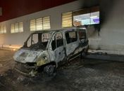 Van incendeia dentro de estacionamento de supermercado e quase atinge estabelecimento 