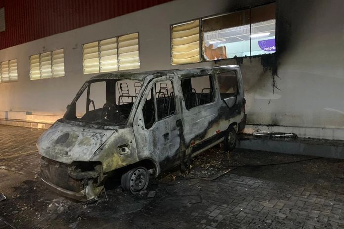 Van incendeia dentro de estacionamento de supermercado e quase atinge estabelecimento