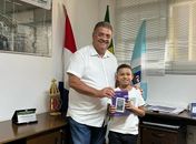Prefeito de São Miguel dos Campos realiza entrega de tablets a vencedores do Concurso de Desenho “Faça Bonito”