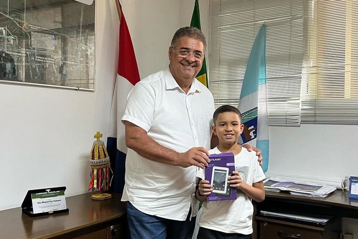 Prefeito de São Miguel dos Campos realiza entrega de tablets a vencedores do Concurso de Desenho “Faça Bonito”