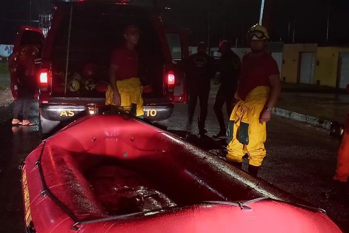 Bombeiros resgatam 40 pessoas com bote após água invadir residências em Rio Largo