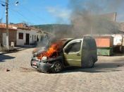 Veículo incendiado