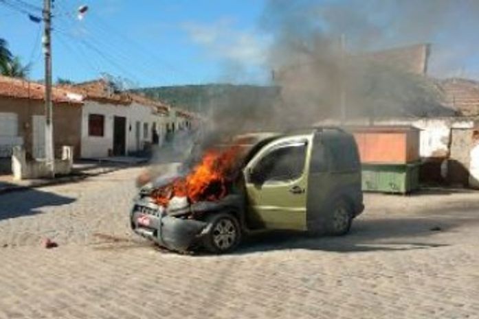 Veículo incendiado