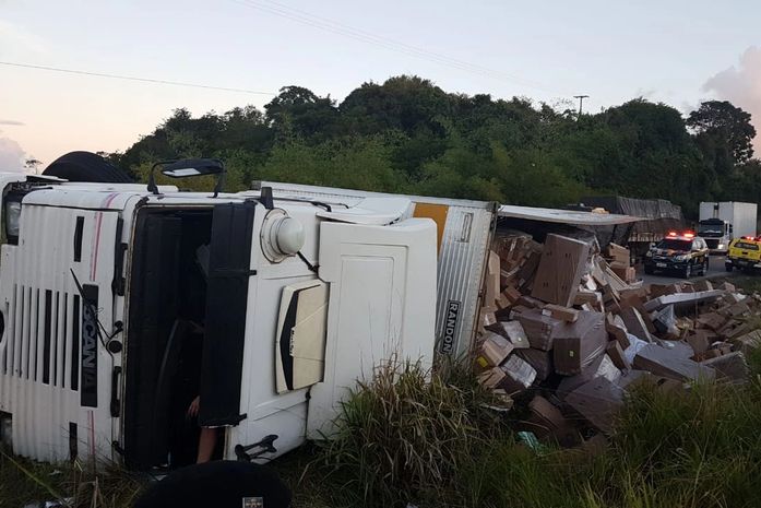Carreta tombou na BR 101