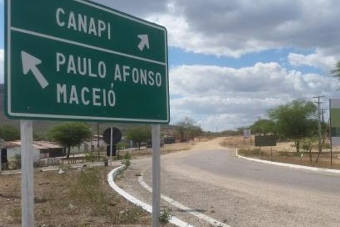 Estrada de acesso à Canapi