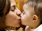Beijar na boca do filho é certo ou errado? Especialistas respondem