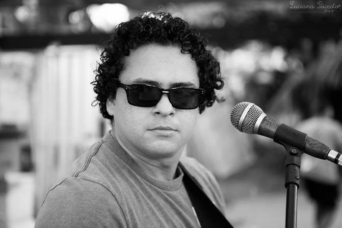 Julio Uçá homenageia Veloso no Quintas no Poço