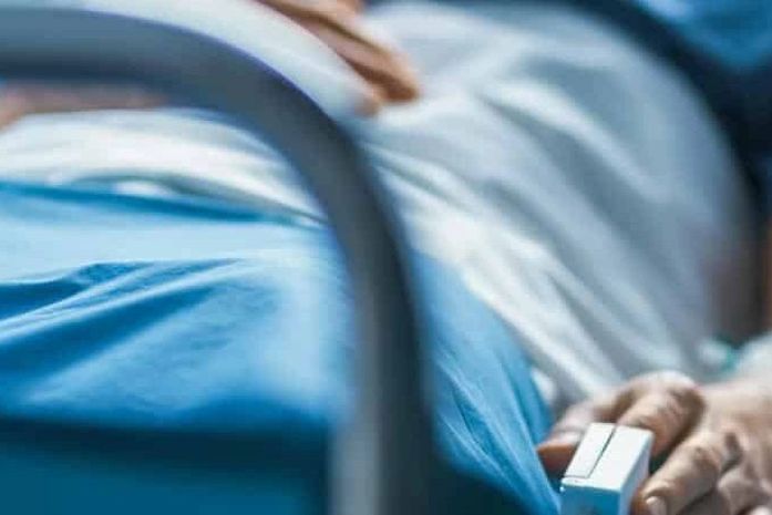 Mulher de 39 anos e homem de 35, sem comorbidades, estão entre as vítimas da covid-19