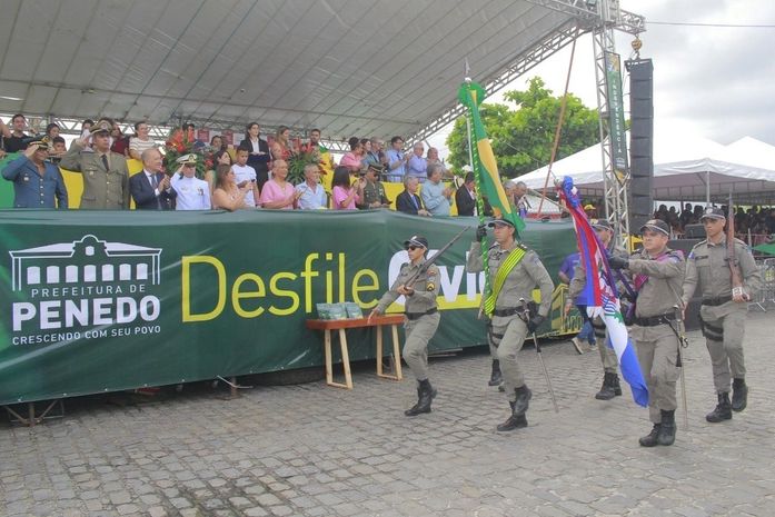 Desfile do 7 de Setembro em Penedo emociona milhares de pessoas nas ruas e na internet