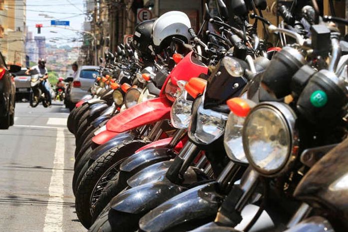 Vítima reencontra moto roubada em anúncio feito pela internet e aciona polícia 