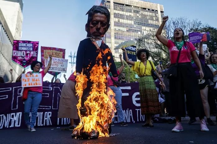 Em protesto contra PL do aborto, mulheres queimam boneco de Lira em São Paulo