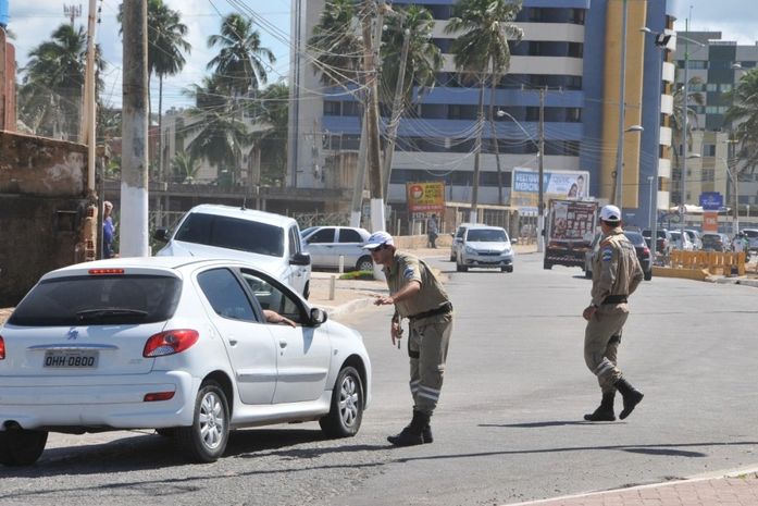 Agentes da SMTT trabalhando