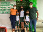 Kits escolares com fardamentos, mochilas e tênis estão sendo entregues. Prefeito Felipe Jatobá explica que equipamentos melhoram o ensino e o desenvolvimento social dos estudantes