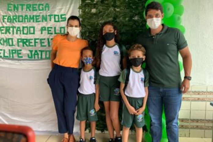 Kits escolares com fardamentos, mochilas e tênis estão sendo entregues. Prefeito Felipe Jatobá explica que equipamentos melhoram o ensino e o desenvolvimento social dos estudantes