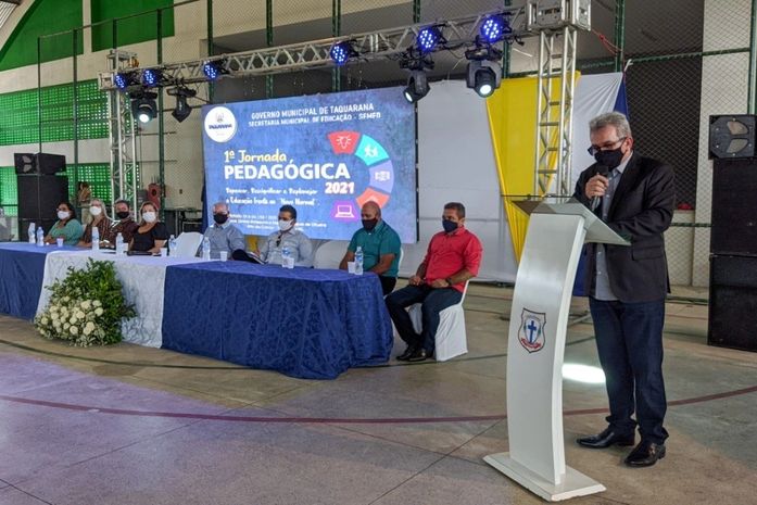 Evento reuniu diversos representantes de entidades, prefeito e integrantes da Educação
