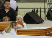 Karoline Calheiros, namorada de Gabriel Diniz, observa o corpo do cantor no caixão durante velório nesta terça-feira (28) em João Pessoa