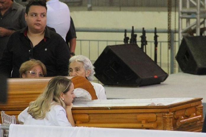 Karoline Calheiros, namorada de Gabriel Diniz, observa o corpo do cantor no caixão durante velório nesta terça-feira (28) em João Pessoa