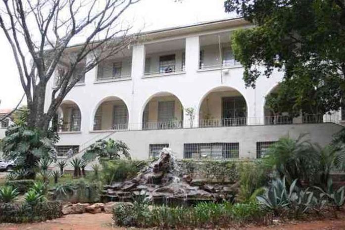 Grávida, com suspeita de covid 19 e tuberculose foge de hospital e, é detida em um ônibus lotado.