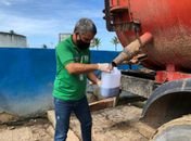 Empresa é autuada em mais de R$30 mil por descarte de chorume no Emissário Submarino; veja vídeo