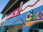 Nova fachada do Mercado do Artesanato está sendo pintada por artistas locais
